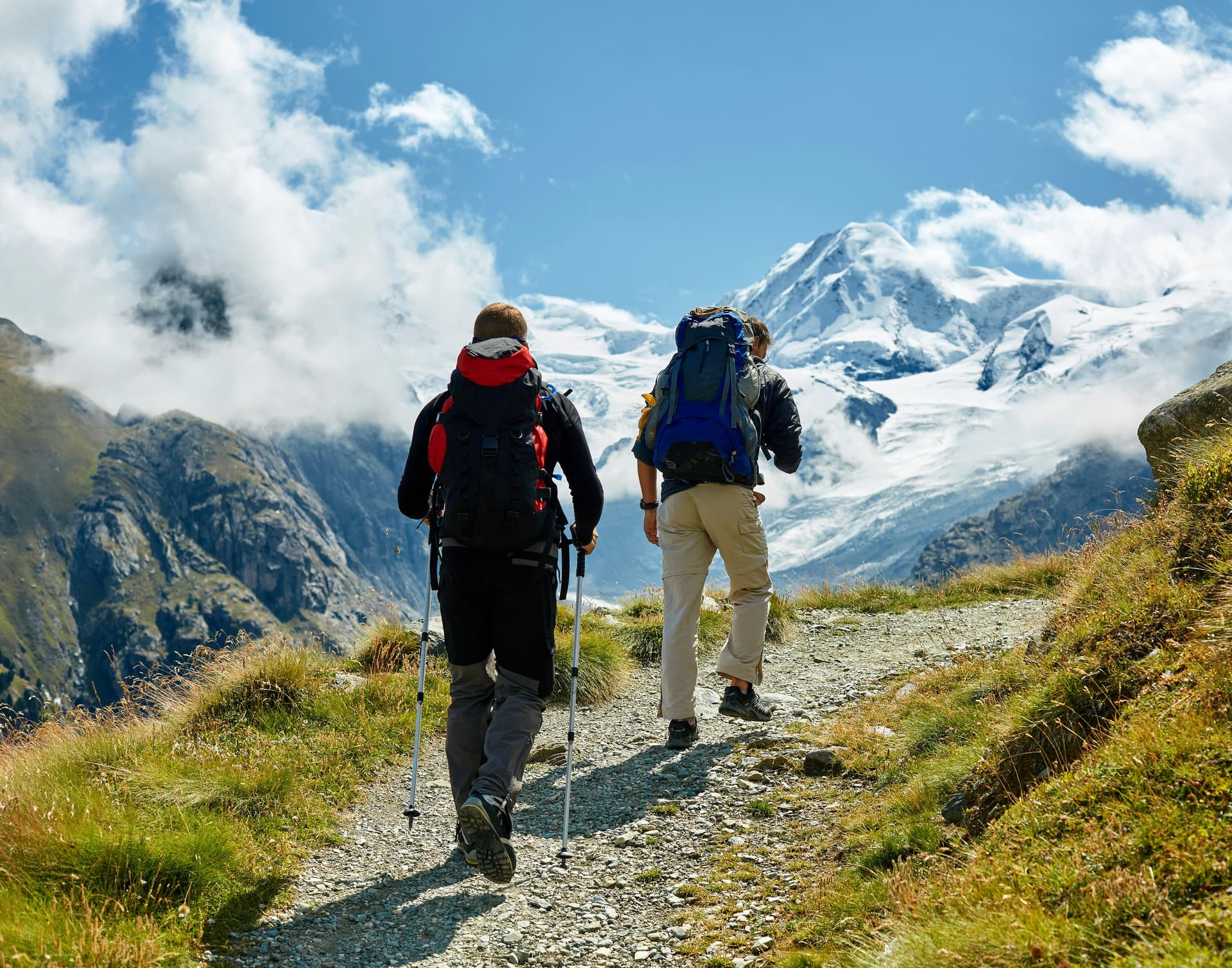 Personne faisant de la randonnée dans les montagnes