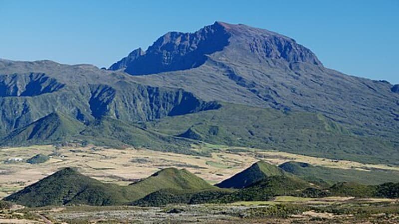 Randonnée Piton des Neiges : Le Guide Ultime pour Conquérir le Toit de l'Océan Indien